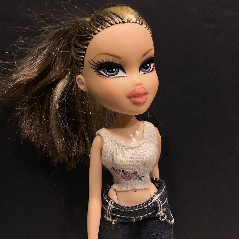 Bratz Cloe Doll with Blonde Mixed Hair Hair and Jeans
